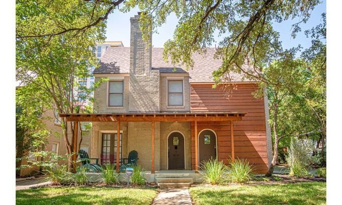 Mahncke Park House | Fabulous 4 BR w/Fire Pit & Hot Tub Near Downtown