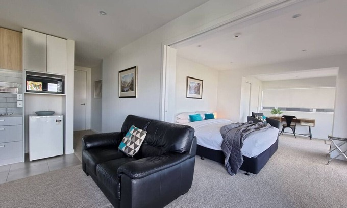 Castor Bay Apartment | Fabulous Castor Bay 1 Bedroom With Views & SkyTV