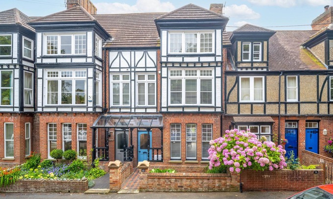 Overstrand Cottage | Fabulous FAMILY HOUSE, a short stroll from the BEACH and VILLAGE AMENITIES.