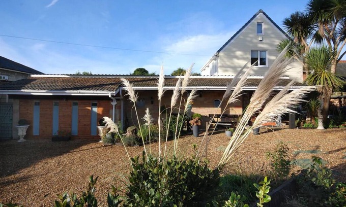 Shanklin Apartment | FABULOUS GARDEN APARTMENT SHORT WALK FROM FANTASTIC BEACH