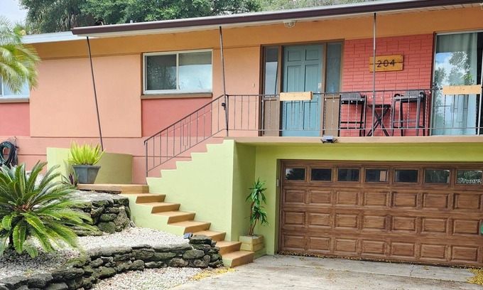 Cocoa House | Fabulous Mid-Century Modern 3 Bedroom with King Master Suite