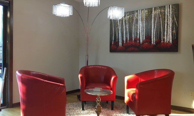 Minneapolis House | Fabulous Minneapolis Townhome-Large Groups