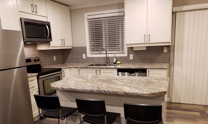 Lakeport House | Fabulous Niagara Home with Free Parking !!!!