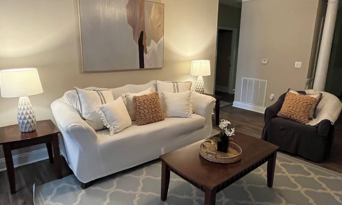 Alpharetta Apartment | Fabulous One Bed/One Br with Sunroom and Built-in Desk Area