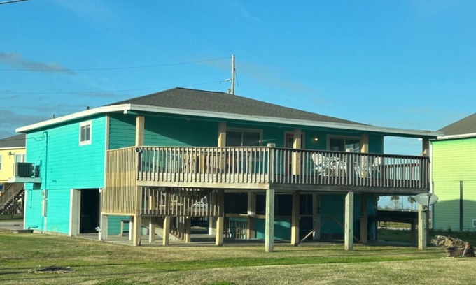 Crystal Beach Cabin | Fabulous open concept cabin sleeps 12 on Bolivar Peninsula