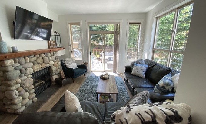 East Kootenay House | Fabulous Ski-in/out Renovated 3 Bdrm Upper Village Townhome with bdrm AC & den