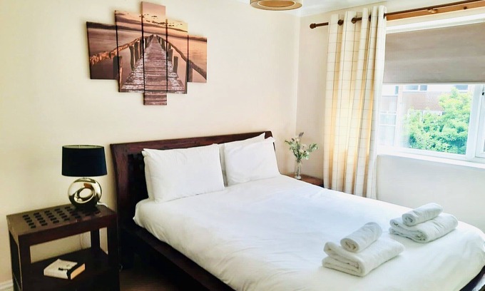 Bracknell House | Fabulous with 4 Beds, Town house, sleeps 6, 5 mins from Bracknell Town & Station