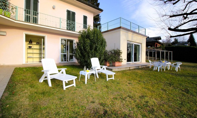 Pettenasco Apartment | Face to face with the Lake, potrai rilassarti in giardino ammirando il lago