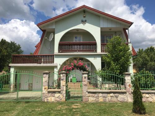 Vezseny House | Fahal Guesthouse