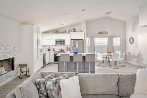 Alta Mesa Community Association House | Fairbrook Home - Chic Design Saltwater Pool with Hot Tub