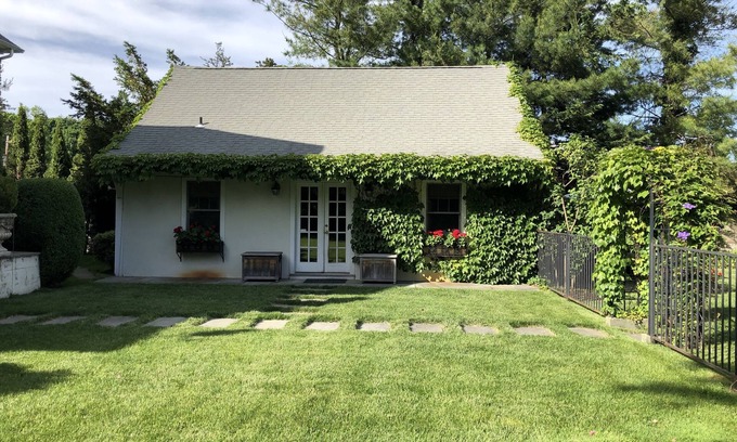 Fairfield Cottage | Fairfield In-Town/Beach Area "Story-Book" Cottage with Pool