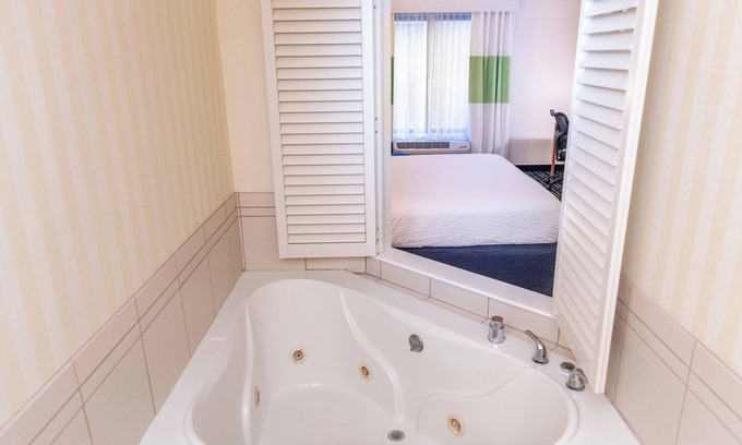 Norton Shores Hotel | Fairfield Inn and Suites by Marriott Muskegon Norton Shores