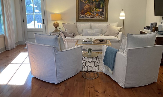 Montrose Apartment | Fairhope’s finest! New carriage house, 3 minute walk to bay!