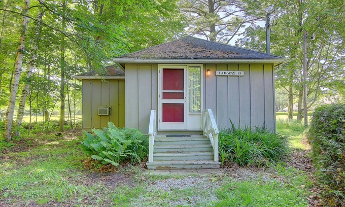Georgina Ski Chalet | Fairway cottage at Jackson Point