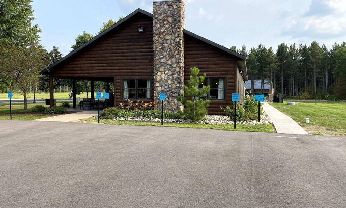 Nekoosa Cabin | Fairway Lodge-Rome Away From Home- 5 minutes to Sand Valley