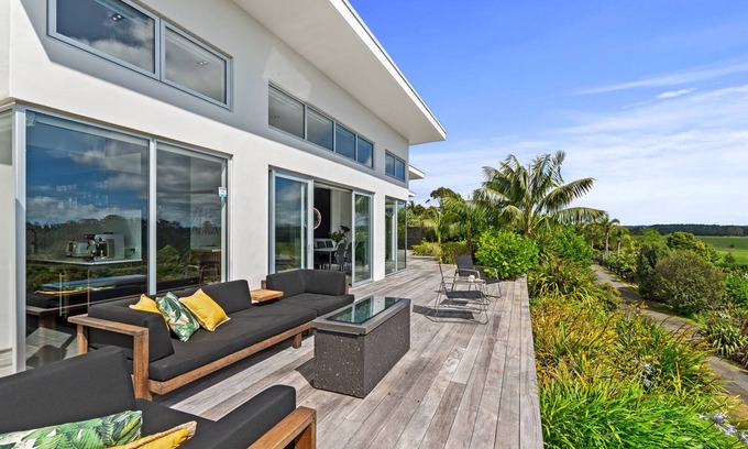 Kerikeri House | Fairway Views - Kerikeri Holiday Home
