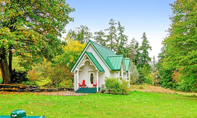 Vashon Island Cottage | Fairytale Cottage with a Lovely Meadow Setting, Patio & WiFi - Walk to KVI Beach