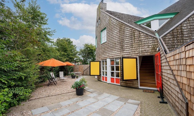 Ouddorp House | Fairytale house with lovely playing field, privacy, central location, large playfield, child und family friendly.