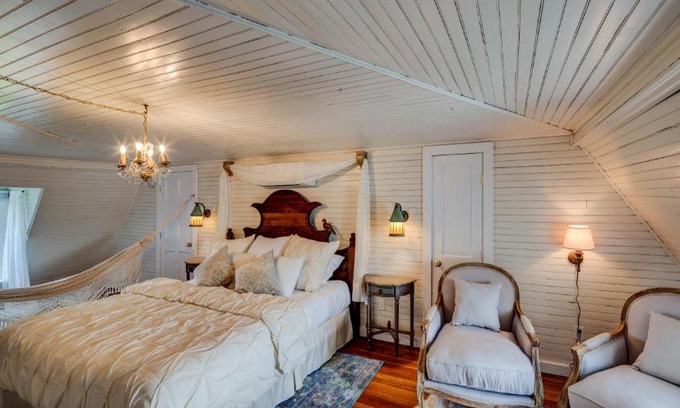 Belmont House | Fairytale Loft Suite 1 bed, 1 bath Luxury Apartment in Downtown Belmont