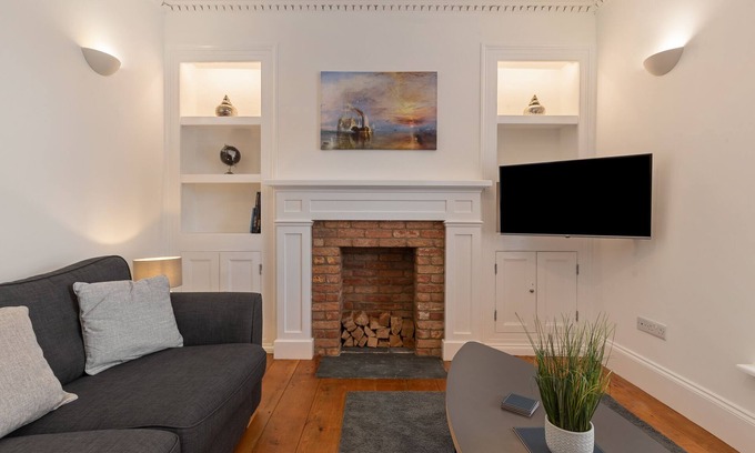 Pembroke Dock Cottage | Falcon House - Central location