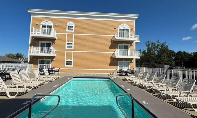 New Buffalo Condo | Fall 2 nt min Perfect Location Condo Pools Walk to all Beach 1.5 blk