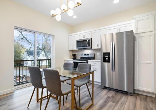 Evansville Apartment | Fall at Golden Goose including King Bed, Parking, Security and Laundry