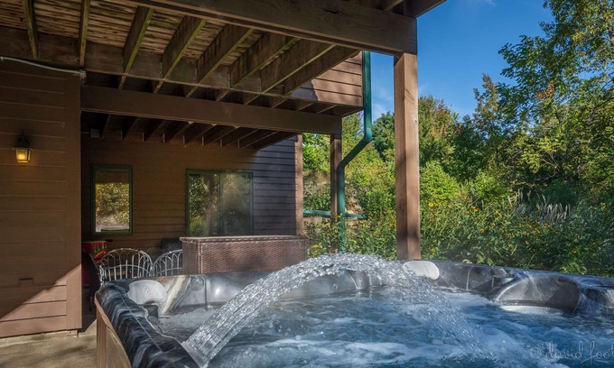 The Galena Territory House | Fall Fun Here: Talisman Getaway w/Hot Tub, Pets OK & Hiking Trails next door!
