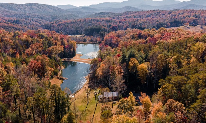 Morganton Cabin | Fall In Blue Ridge! Water View-Hot Tub-Cozy Fire!