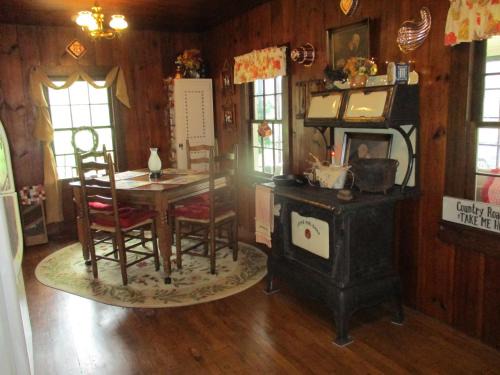 Kegley House | Fall leaves are here! Cabin off I-77, wonderful experience for 2!