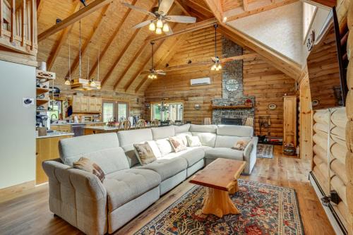 Crellin House | Fall Leaves, Jacuzzi and Games in Maryland Mountains