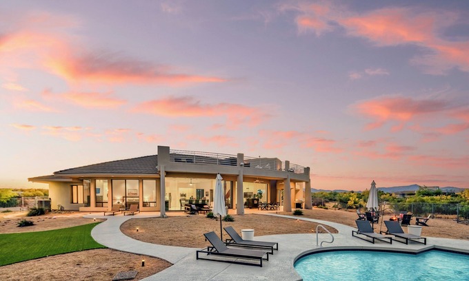 Rio Verde Foothills House | Fallbrook by AvantStay | Secluded Home on 40acres w/Pool, Rooftop & Trails!