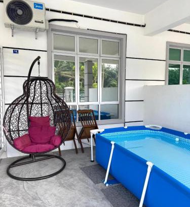 Malacca City House | Fallem's Homestay Melaka I 4 ROOMS I FULLY AIRCOND I 9 PAX I FREE WIFI I NETFLIX I INTEX POOL