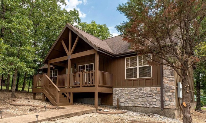 Reeds Spring Cabin | "Falling Leaf" Lodge - Stonebridge Resort by SDC -Short walk to Private Lake - SB100