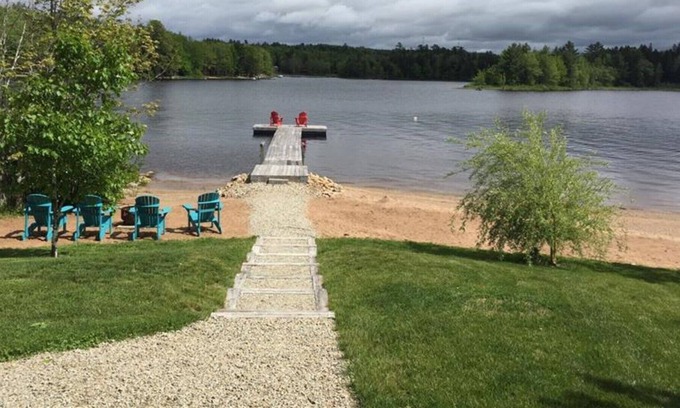 Smiths Corner Cottage | Falls Lake Beautiful Lakefront Year Round Cottage