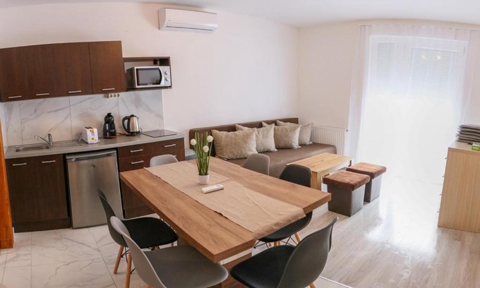 Sarvar Apartment | Família Apartmanház