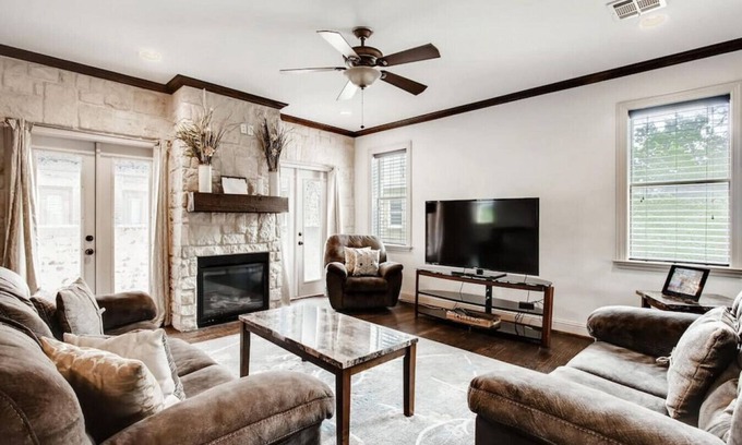 Knox - Henderson House | Fam Friendly 4 BDRM Home - Walk to Shops & Bars I Mins To DT & Convention Center