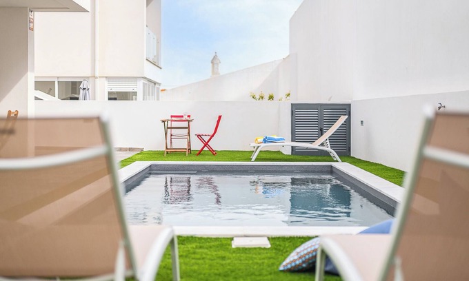 Charneca de Caparica e Sobreda House | Family house with pool & garden