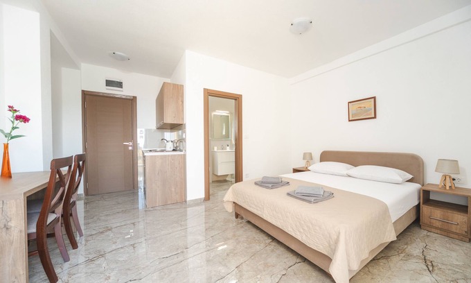 Petrovac Apartment | Family and couple-friendly apartment in Petrovac with the sea view