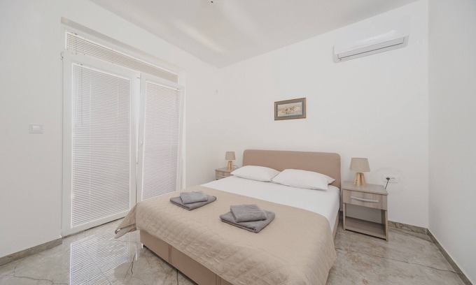 Petrovac Apartment | Family and couple-friendly apartment in Petrovac with the sea view