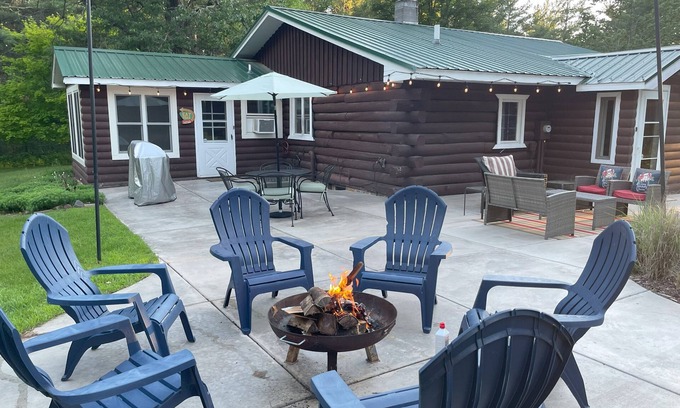 Grantsburg Cabin | Family and Friends Retreat: Recharge and Reconnect in Gorgeous Log Cabin