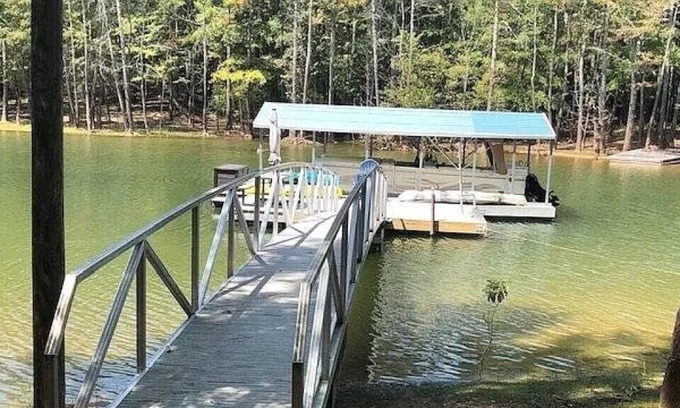 Henderson House | Family and Pet Friendly Lakefront retreat for a Maximum of 6 adults and 4 kids