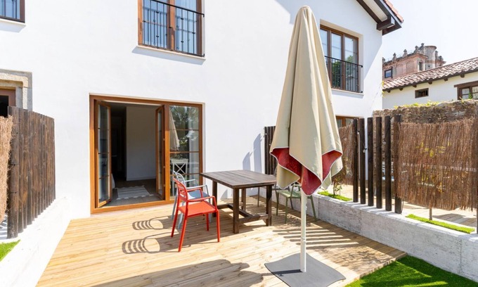 Villaverde de Pontones Apartment | Family apartment with private garden and views of the main garden.