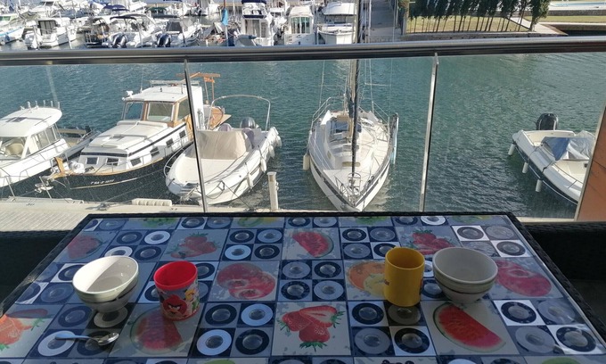 Castello d'Empuries Apartment | Family Apartment with Garden, Pool, and AC near La Rubina Beach