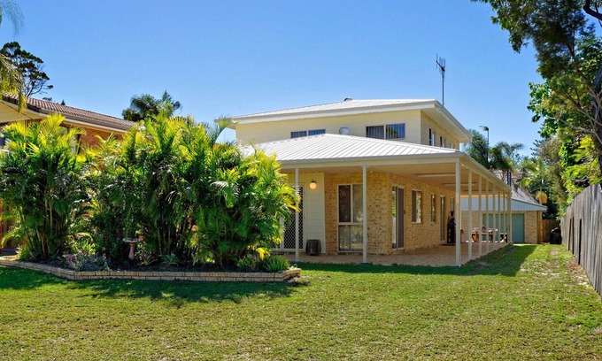 Woodgate House | Family Beach House 1 street from the beach.