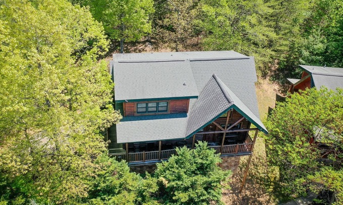 Gatlinburg - Pigeon Forge Cabin | Family Cabin! 5 minutes to Attractions! Pool!