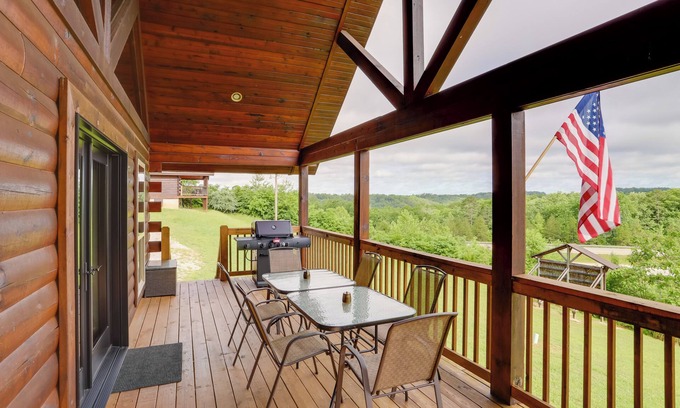 Van Buren Cabin | Family Cabin w/Deck By Mark Twain Nat’l Forest!