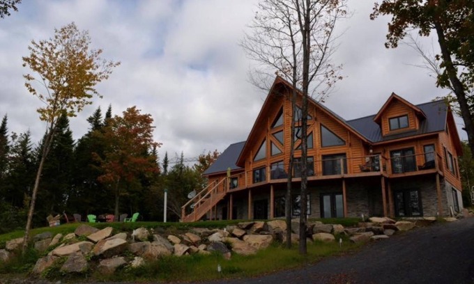 Saint-Joachim Apartment | Family, Comfortable, Luxurious with Spa (Unit 2)
