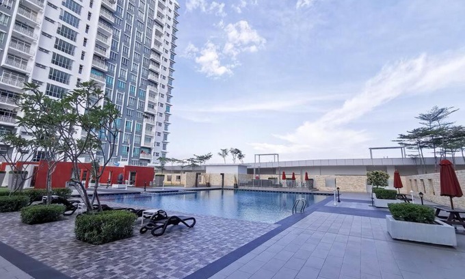 Bandar Saujana Putra Apartment | Family Condo 50 inches TV Netflix and WiFi with Pool View