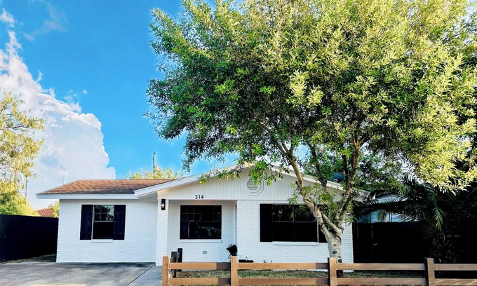 Port Isabel House | Family&Dog Friendly Home w/fenced yard 5min walk to town 7min drive to SPI Beach