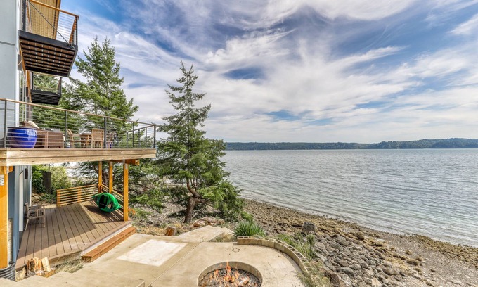 Brinnon House | Family & dog-friendly waterfront home w/free WiFi & a full kitchen